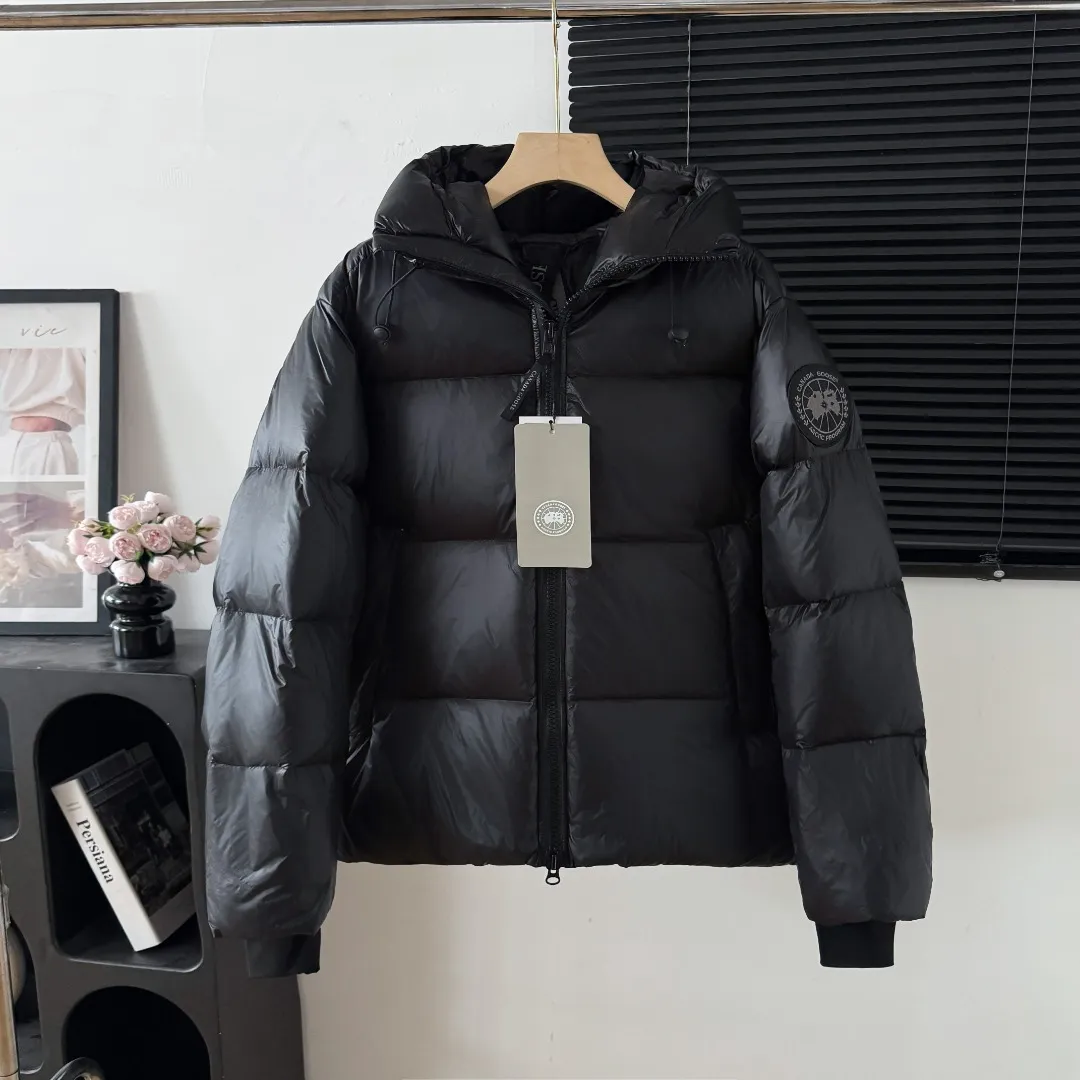 Style number: Y 111 𝘾𝘼𝙉𝘼𝘿𝘼 𝙂𝙊𝙊𝙎𝙀/Big Goose 2252 2023 Limited New Arrival Crofton Puff Down Jacket Pure Guangzhou Inspection 80 White Duck Down Filling‼ Top version, ceiling level‼ Crofton soft bread, the latest New Arrival style in 2023, has a cold protection effect of up to level 4. It uses recycled Feather-Light tear-resistant fabric, which is super Lightweight and has no weight-bearing feeling on the upper body! The unique black label highlights your temperament‼ Canada Goose, a Canadian brand, has always been recognized as the warmest down jacket. Various Instagram celebrities, Internet celebrities, and celebrities often wear it for street photos. I do Canada Goose every year, but I still can’t get rid of my love for geese. No matter how cold the winter is, there is no need to be afraid, because there are geese! Filled with 80% white duck down, Canada Goose is the legendary warmest down jacket and is known as a must-have for Arctic outdoor sports! The most popular down jacket in the world, celebrities are rushing to buy it, it is a must-have! Same Style Sizes for Men and Women: XS~XXL Color: Black Black Label Black Red Label Gray Black Label Gray Red Label Navy Blue Red